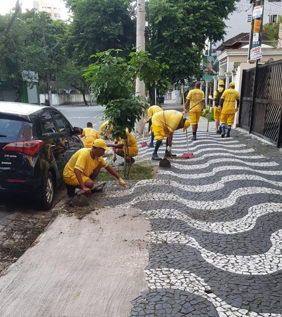 homens realizam serviço em calçada #paratodosverem