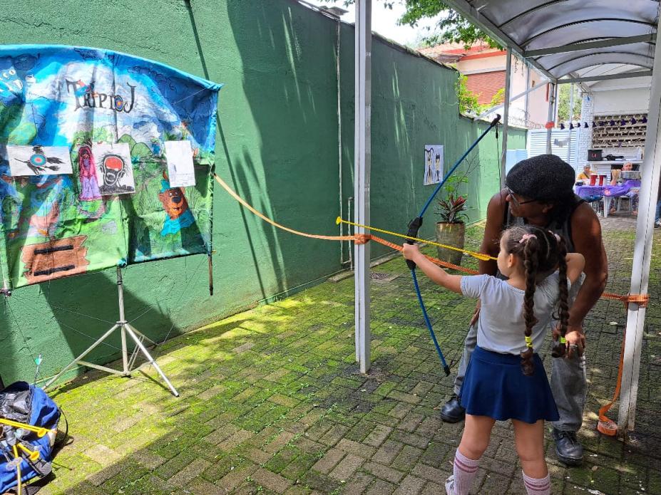 Criança participa de brincadeiras no NAPS. #Paratodosverem.