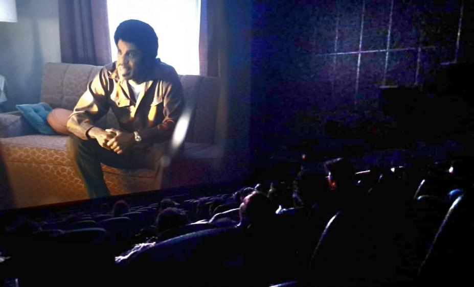 pessoas assistindo o filme #paratodosverem