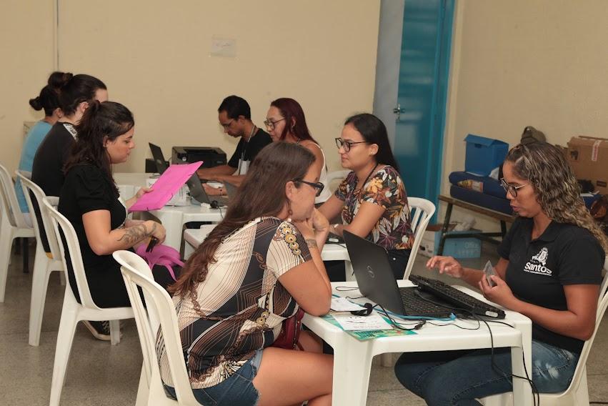 Profissionais atendem candidatos a vagas de trabalho. #pratodosverem