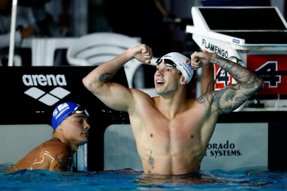 O nadador Guilherme Caribé comemora. #Paratodosverem