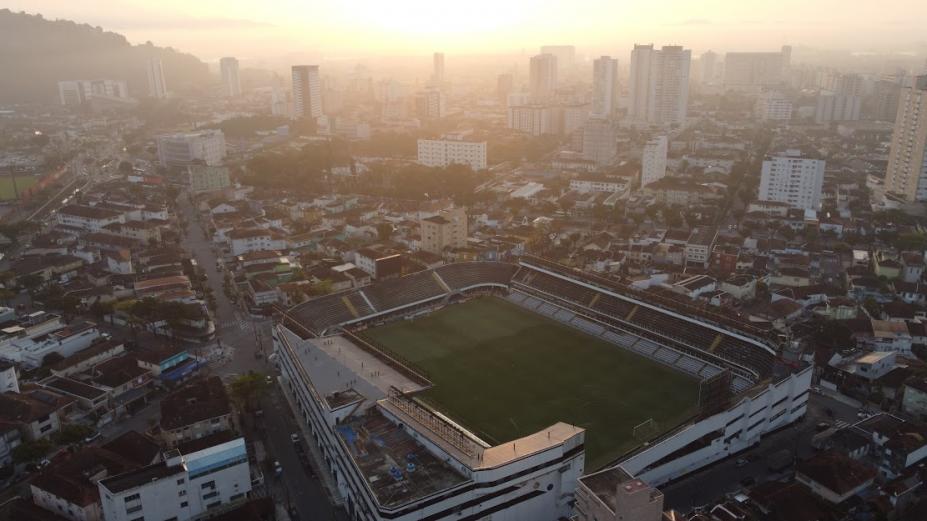 vista aérea do bairro da vila belmiro com foco principal no estádio do Santos FEC vazio. #paratodosverem