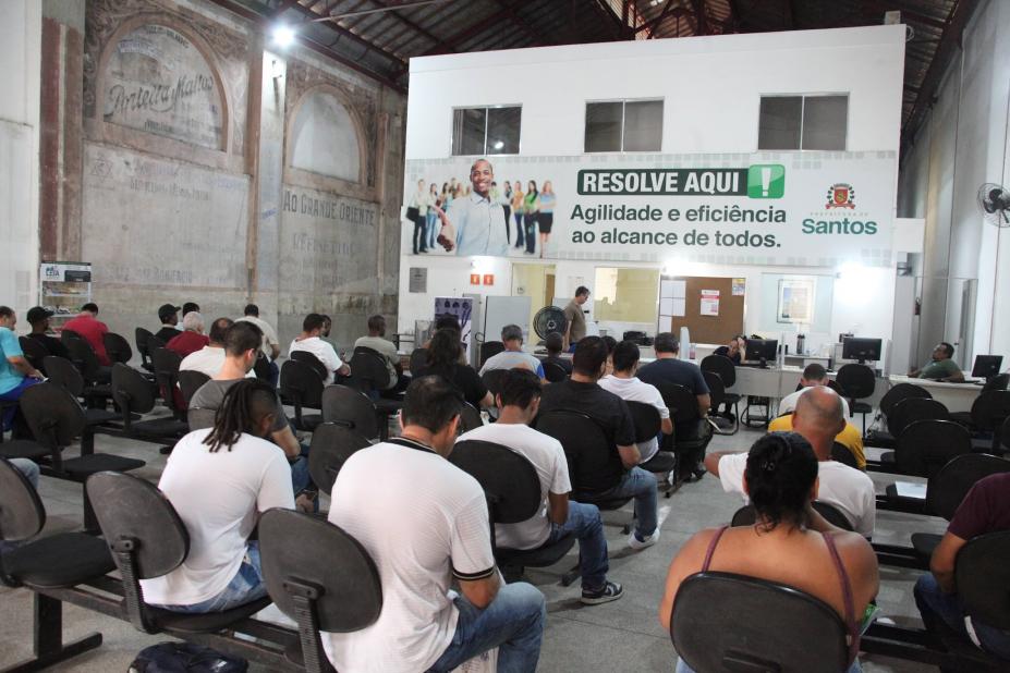 pessoas sentadas na recepção do centro de emprego. #paratodosverem