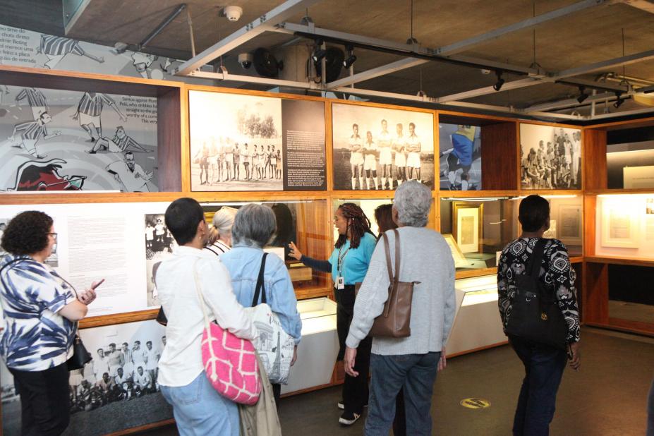 visitantes observam atrações do museu pelé.  #paratodosverem