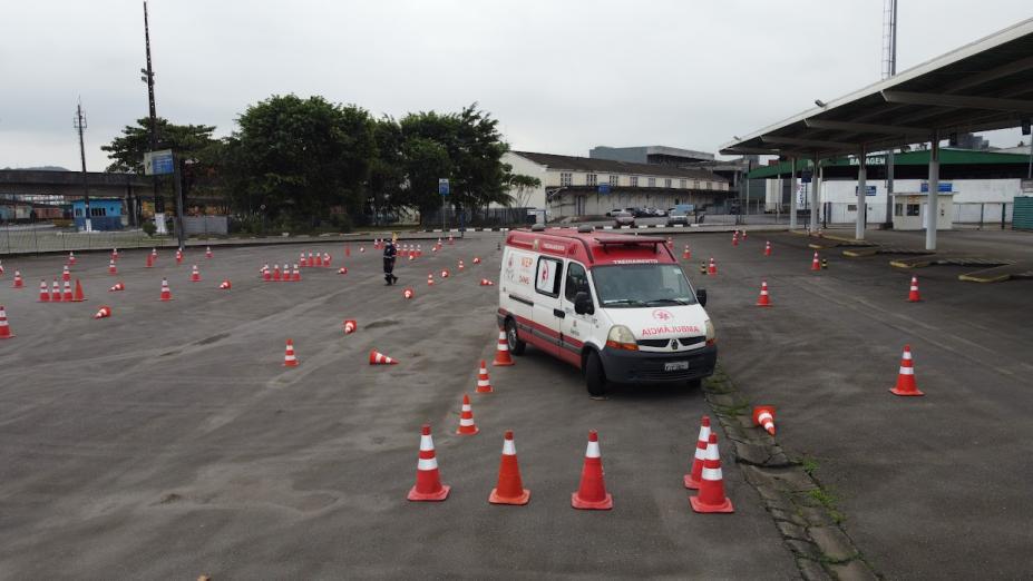 ambulância trafega entre cones e instrutor observa #paratodosverem
