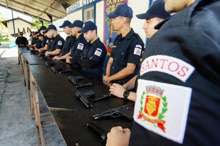 guardas ouvem orientação com armas na mesa #paratodosverem