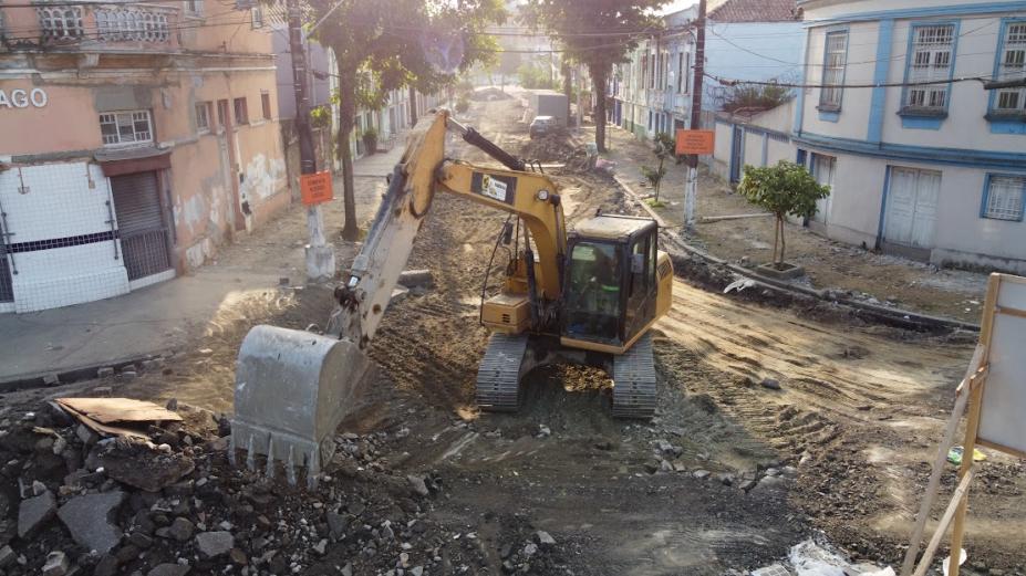 escavadeira remove piso de rua. #paratodosverem