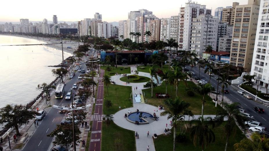 imagem aérea da praça do aquário com muito verde e mar ao lado #paratodosverem