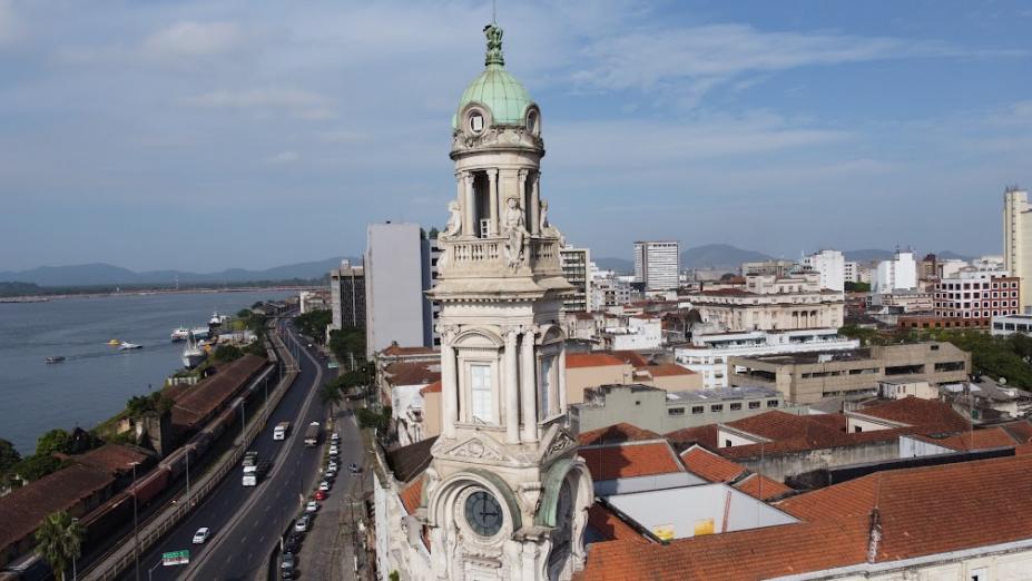 a torre do relógio do museu do café. #paratodosverem