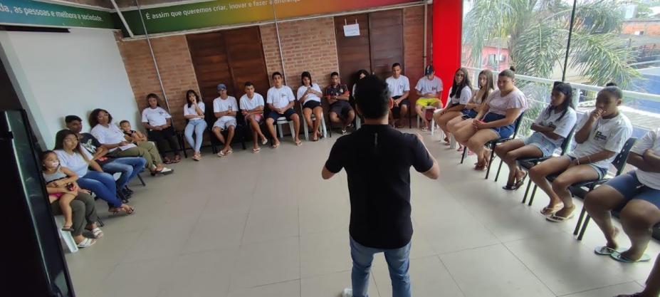 jovens reunidos numa sala assistindo a uma palestra. #paratodosverem 