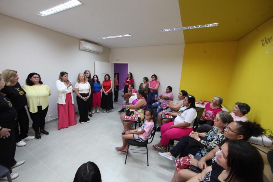 pessoas participam de roda de conversa