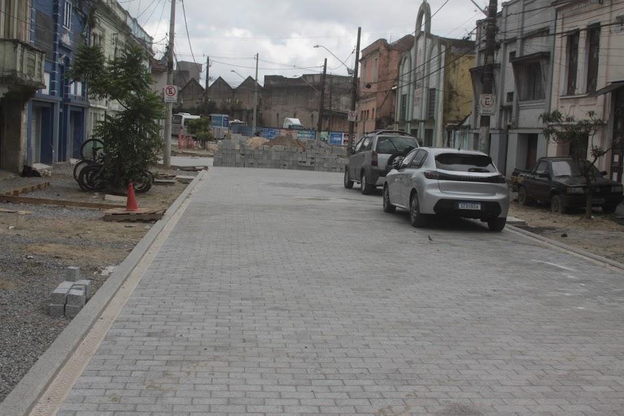 trecho de rua com cobertura de paralelepípedos. Calçadas estão expostas em obras. #paratodosverem 