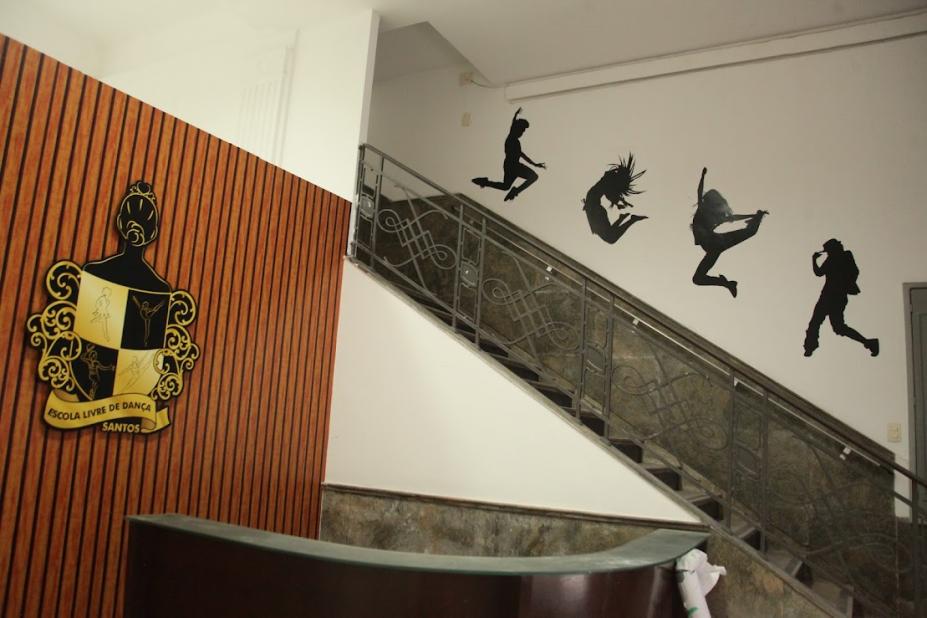 escadaria e entrada com símbolo da escola #paratodosverem 