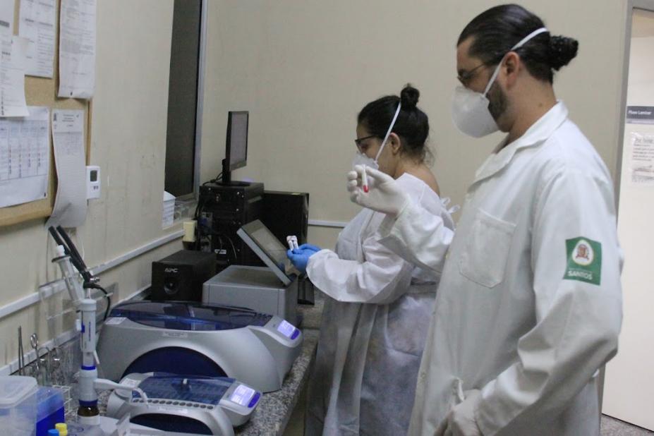 dois profissionais manuseiam aparelhos do laboratório #paratodosverem