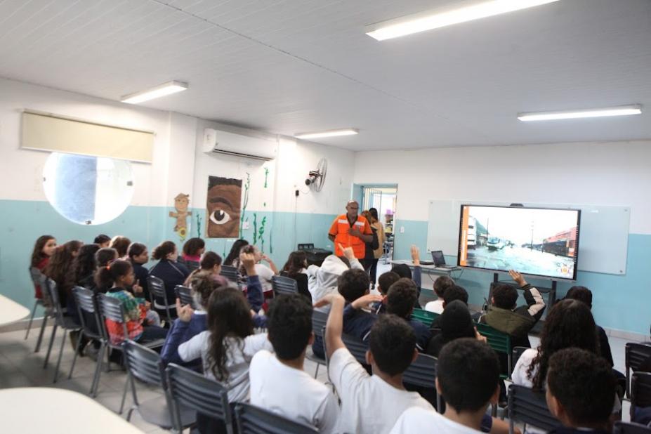 crianças em sala de aula assistem palestra. #paratodosverem 