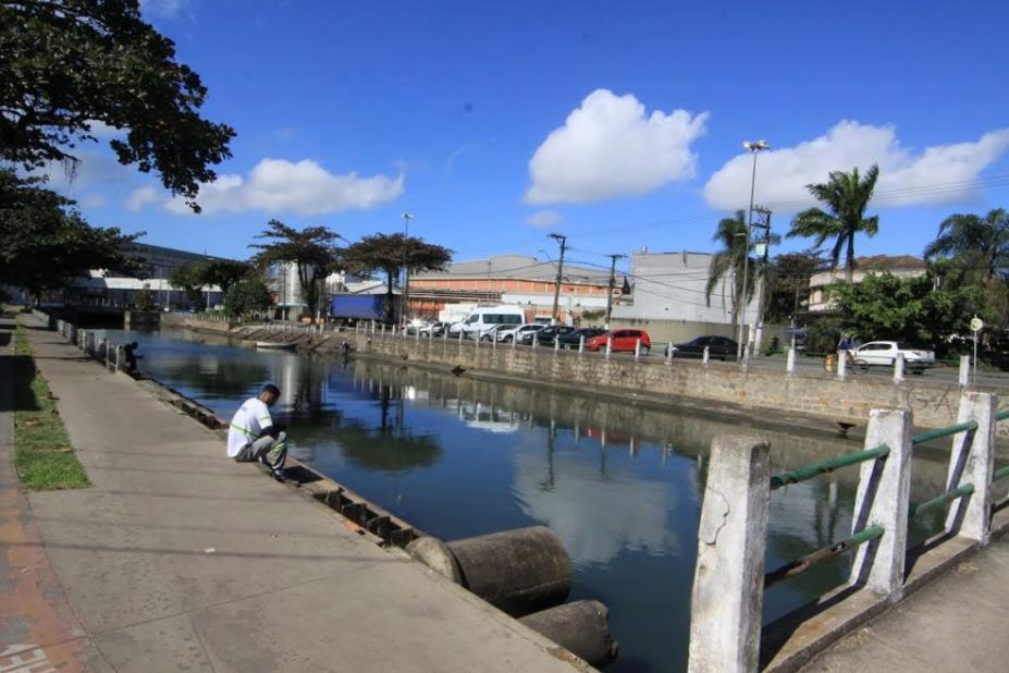 Foto do canal com homem sentado na beirada - #paratodosverem