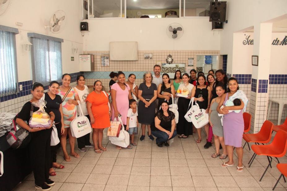 mães e autoridades posam com kits 