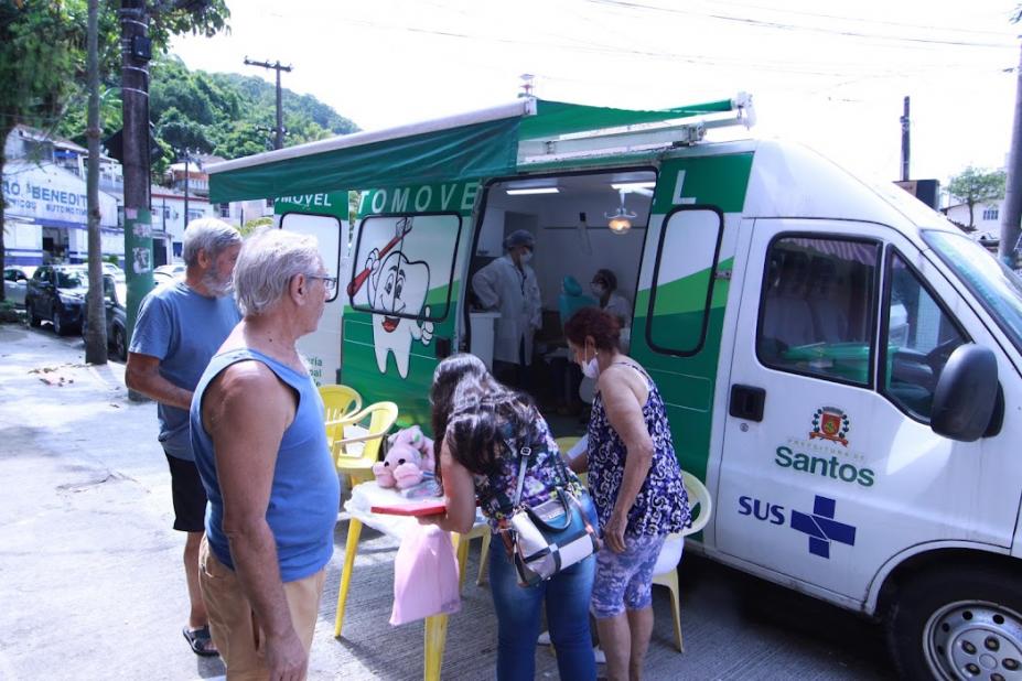 pessoas em frente a van estacionada em rua #paratodosverem