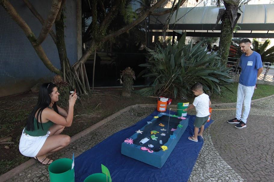 mãe fotografa filho na pescaria. #paratodosverem 