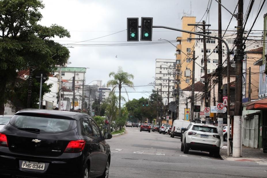 carro passando no sinal verde #paratodosverem