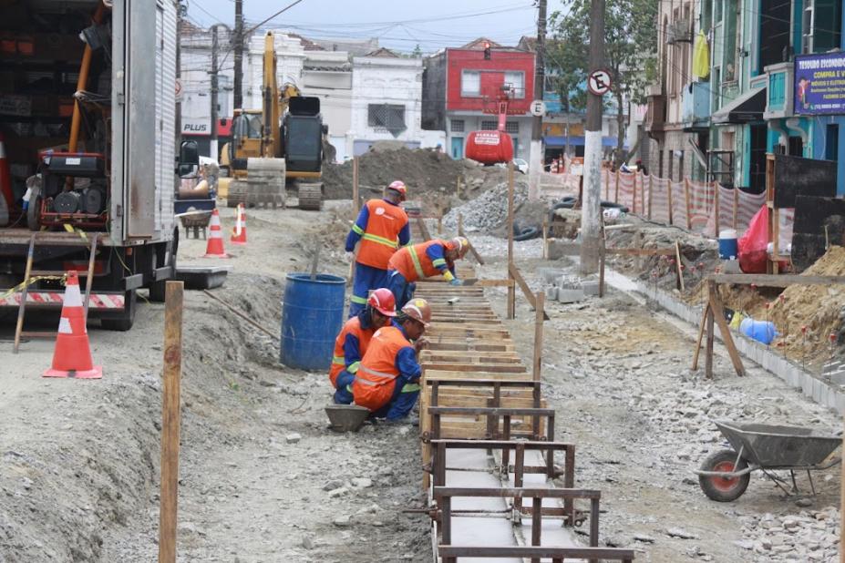 operários trabalhando em obra do vlt #paratodosverem