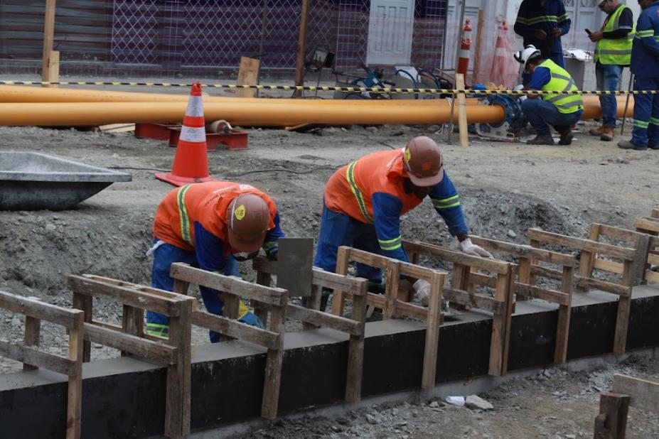 homens trabalhando em trilho do vlt #paratodosverem