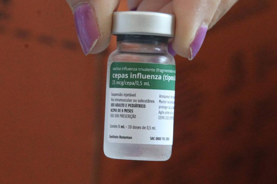 fraco de vacina contra a gripe. #paratodosverem 