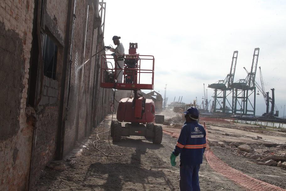 operários atuando no armazém #paratodosverem