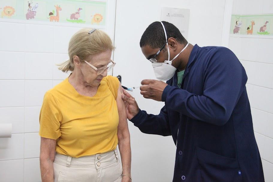 mulher é vacinada no braço #paratodosverem 