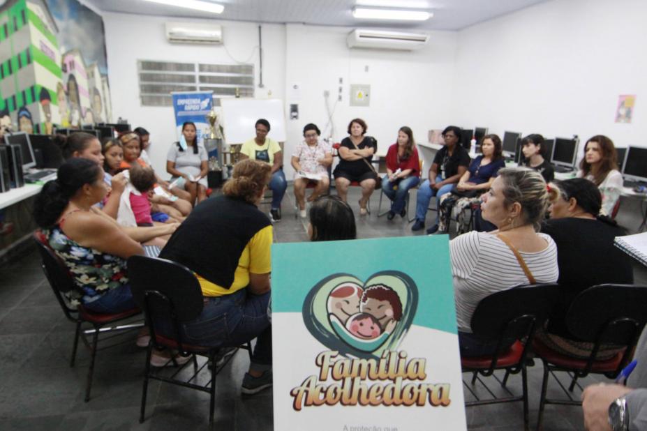 várias pessoas sentadas em uma roda , em uma sala #paratodosverem