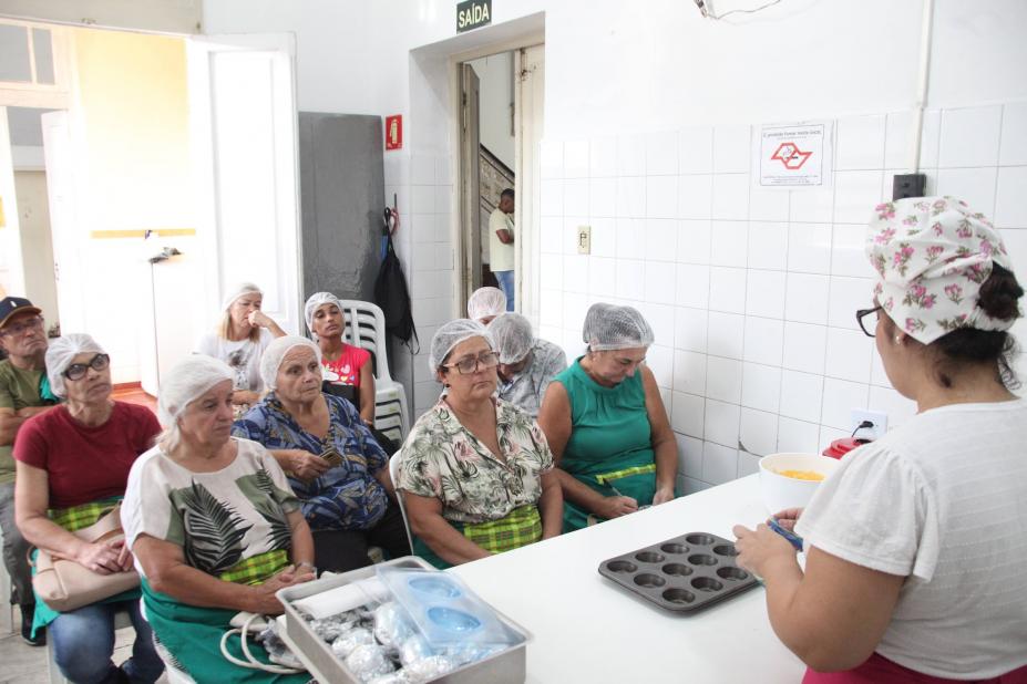 aula de confeitaria com preparo de doce com chocolate. #paratodosverem 