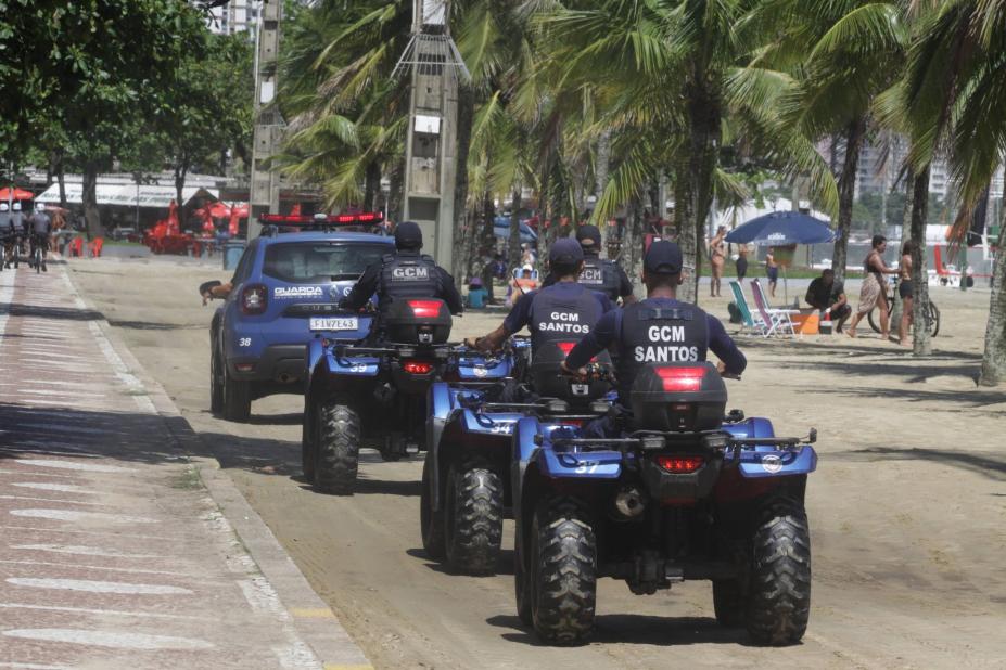 guardas municipais em viatura e triciclos pela praia. #paratodosverem