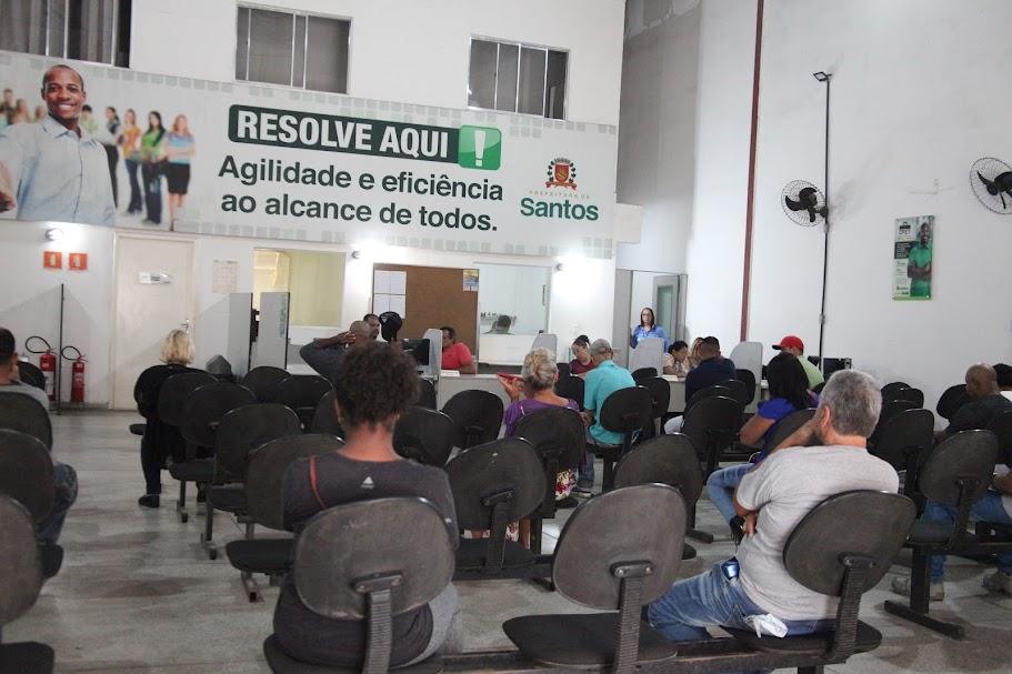 ambiente do resolve aqui, com pessoas sentadas aguardando para serem atendidas. #paratodosverem 
