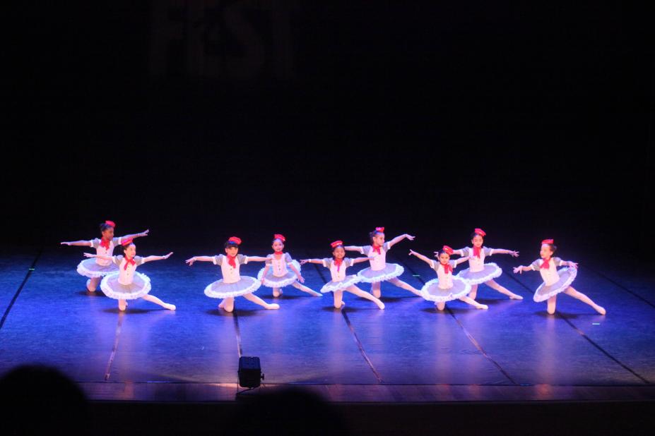 bailarinas infantis se apresentam no fidifest 2025 #paratodosverem
