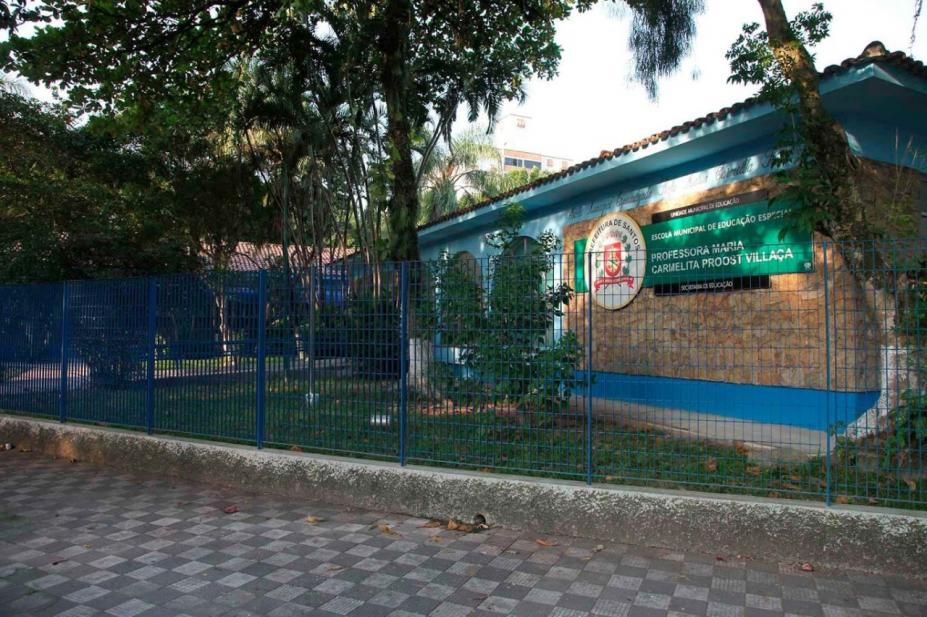 fachada da escola carmelita proost villaça com árvores no jardim. #paratodosverem