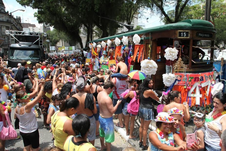 pessoas desfilando no carnabonde #paratodosverem 