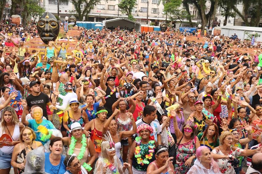 Público lota a Praça Mauá. #pratodosverem