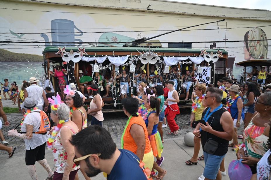 pessoas desfilando no carnaval #paratodosverem 