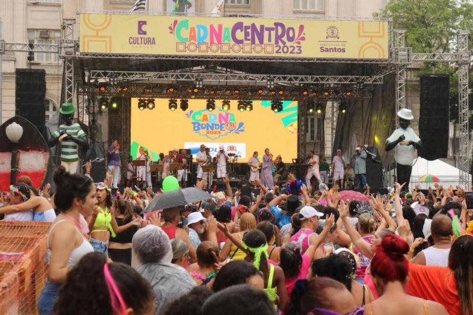 pessoas na frente de palco no carnacentro #paratodosverem 