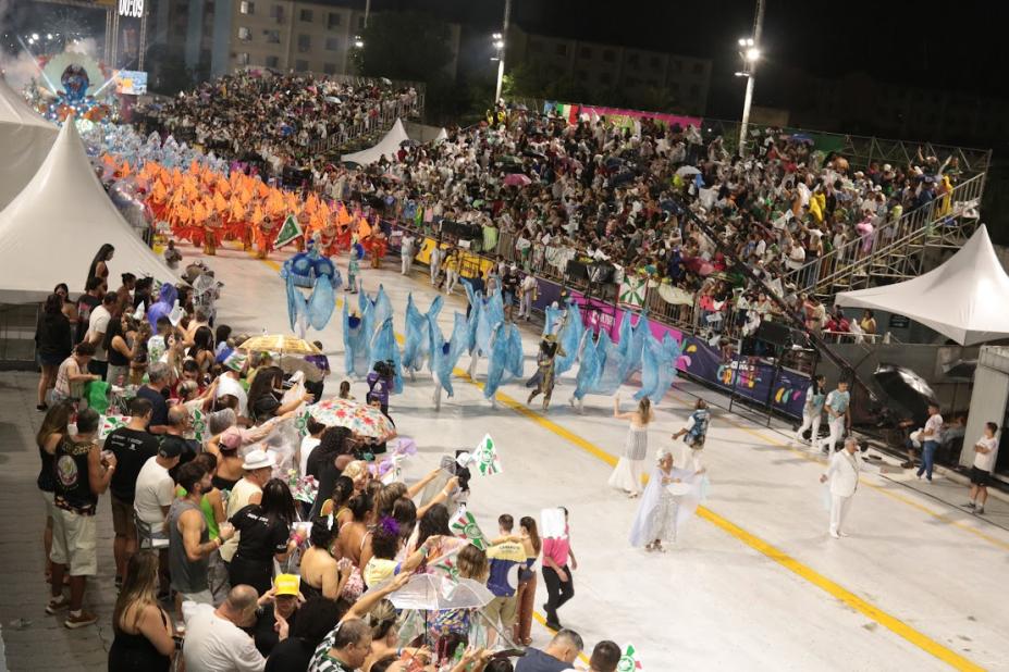 escola desfilando na avenida #paratodosverem 