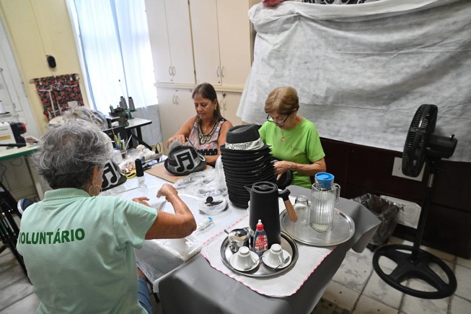voluntários trabalhando nas fantasias #paratodosverem