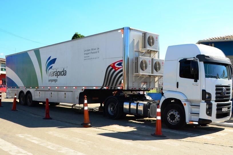 Carreta da via rápida estacionada #paratodosverem