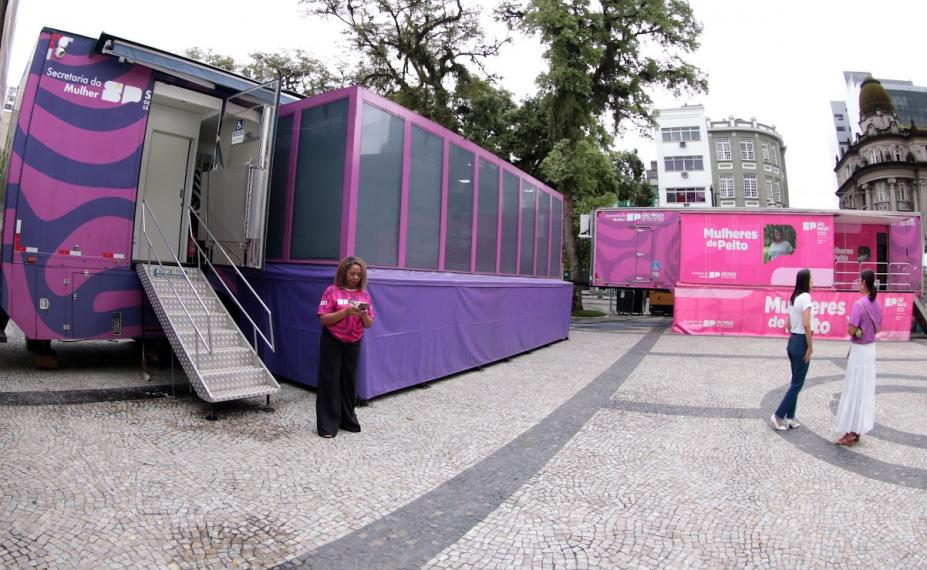 carretas estacionadas na praça #paratodosverem