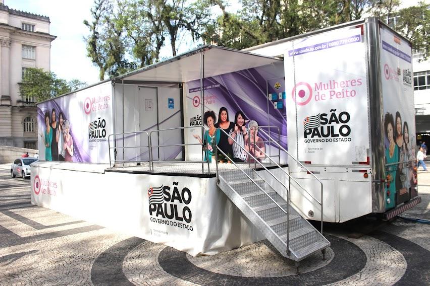 a carreta parada na praça mauá. Trata-se de um contêiner com escada de acesso e uma sala com a porta fechada. Na fachada, fotos de mulheres. #paratodosverem