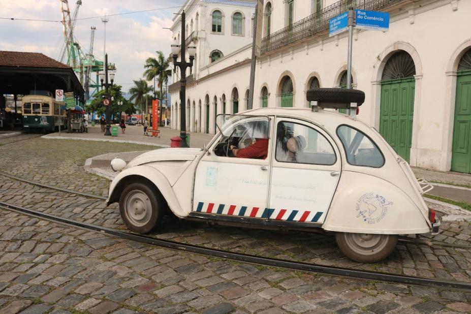 carro passando no valongo #paratodosverem 