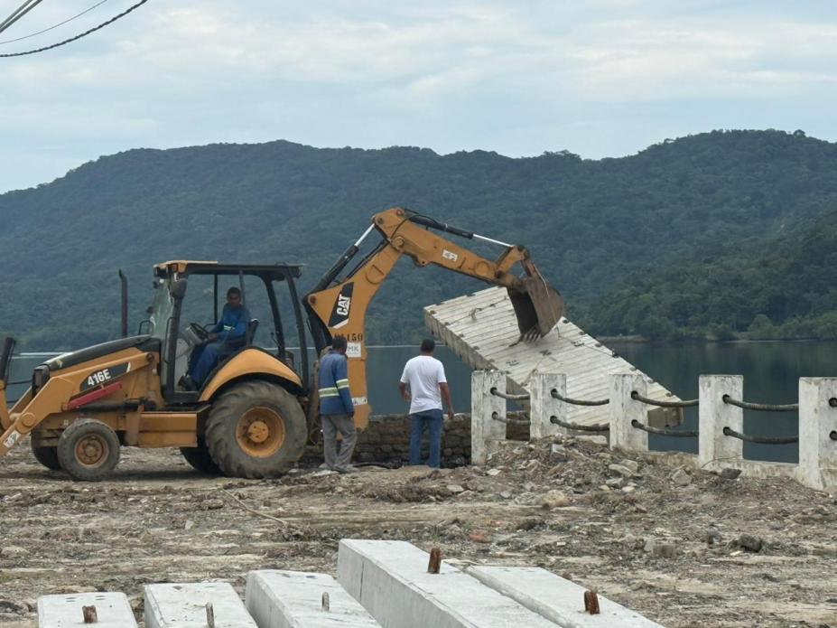máquina levanta peça de concreto #paratodosverem 