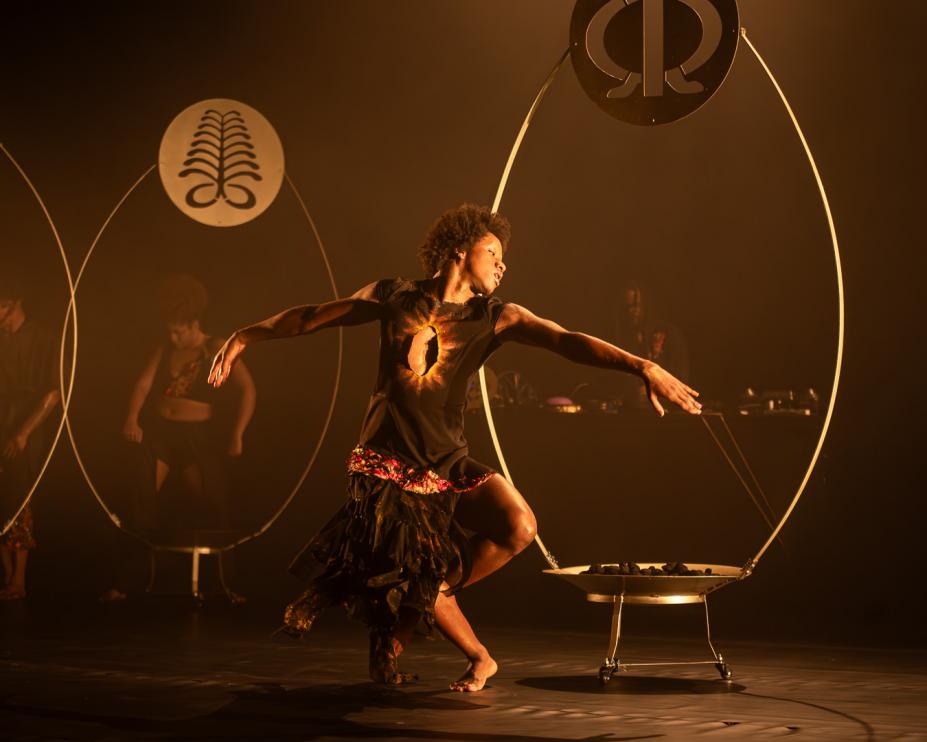 artista em cena durante peça #paratodosverem 