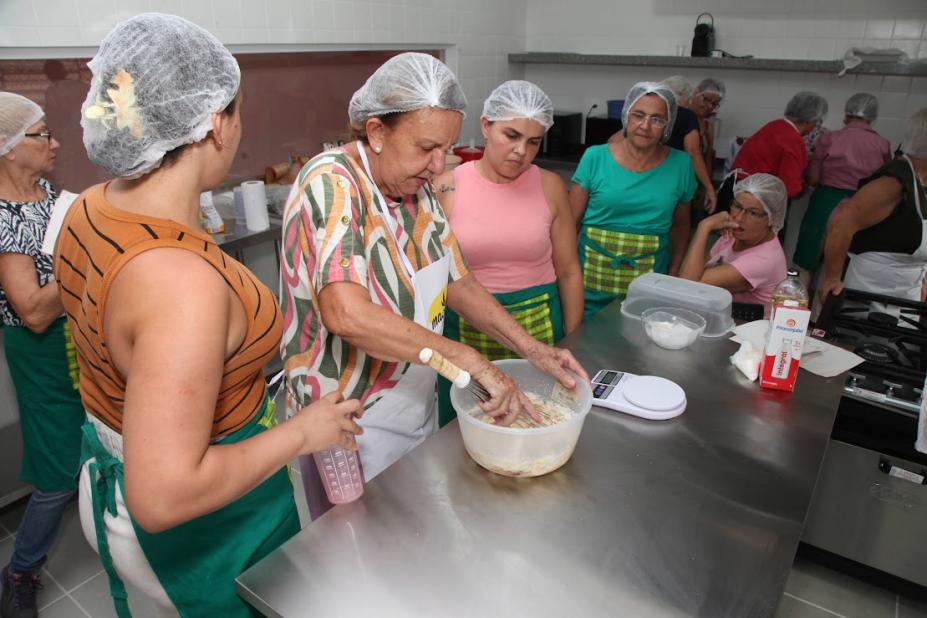 classe de alunas cozinhando na casa da mulher #paratodosverem