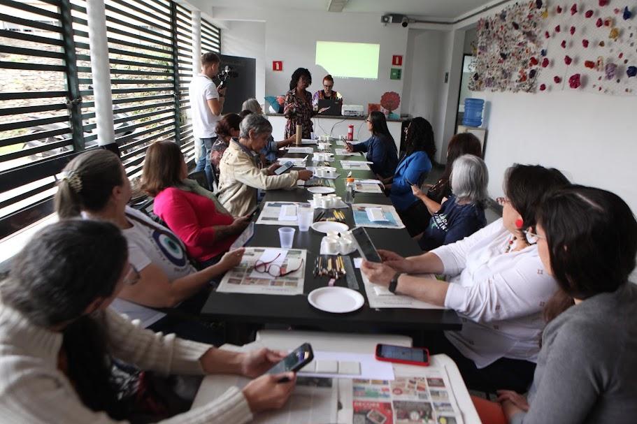 Participantes durante a Oficina Tríptica na Casa do Artesão #paratodosverem