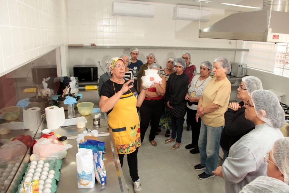 pessoas fazendo curso de culinária #paratodosverem